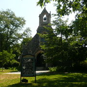 ハーバード大学メモリアルホールに隣接する小さな教会