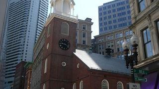 街の中に溶けこむ古き集会場