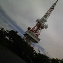 途中の四角いところまで登れるテレビ塔、なずけて平塚タワー