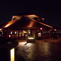 湖上にあるSunset Barの夜景