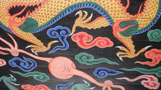 門の下の天井に龍の絵