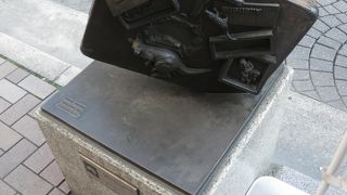 旅行かばんのモニュメント