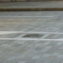 日本橋の中央に・・・車が多くて見れないよ〜