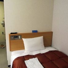 ベッドの頭側がバスルーム、左側にテレビなどがあります。