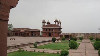 広くて立派だけど廃墟のよう。。。