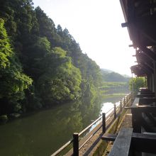 部屋からの素晴らしい眺め。川には魚がたくさんいます