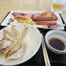 軽食。自家製ソーセージはおいしいです