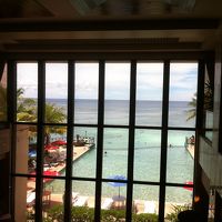 プールが海につながっているように見えます。