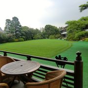 歴史を感じる建物と見事な日本庭園