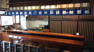 このお店では、日本海で獲れた新鮮な魚を食べる事ができます。古風な雰囲気の中、様々なお魚を食べてみてください。