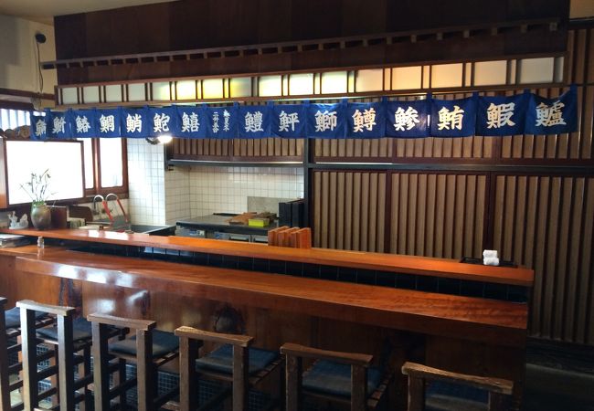 このお店では、日本海で獲れた新鮮な魚を食べる事ができます。古風な雰囲気の中、様々なお魚を食べてみてください。
