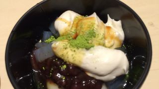 黒みつのあんにんどうふがおすすめで、デザートを自分で作り込めますので、何をどの程度入れるか、色々と試して食べる事をおすすめします。