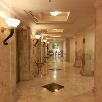 フロントから続くエレベータへの通路です。　