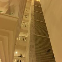 エレベーターのある吹き抜けです。