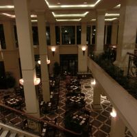 フロントの近くにある朝食会場を見下ろします。