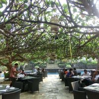 朝食会場はそのままガーデンテラスでのテーブル席に続いています