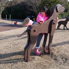 犬のオブジェに乗ってます