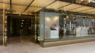 東口の金色のビル