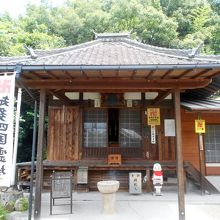 寄棟造桟瓦葺の本堂。