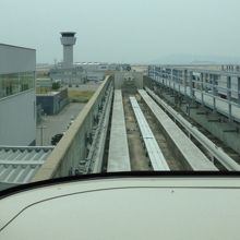 運転士がいないので車両最前部にも座席があります