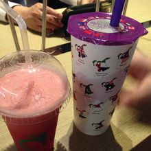 スイカジュースとタピオカミルクティー。多い。