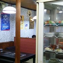 この冷蔵ガラスケースに料理が入ってます。自分で出すんですよ〜