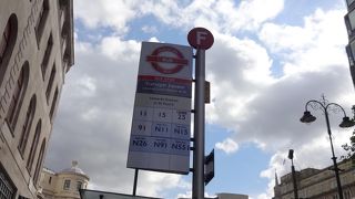 トラファルガー・スクエアから東に向かう通り