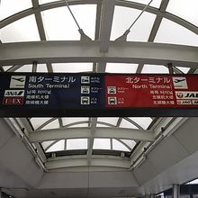 モノレールの駅からの連絡通路の案内
