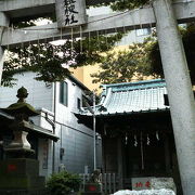 船橋駅近くの裏通りの静かな神社