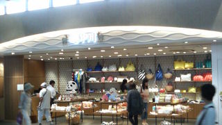 落ち着いたデザインの他、パンダ柄の品も