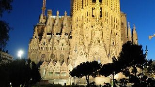 夕暮れからは、金色に輝くライトアップもすばらしい