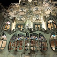 夜は、内部の明かりでステンドグラスの色が透けて見えます。