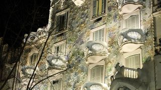 カサ・バトリョは、ライトアップも美しい