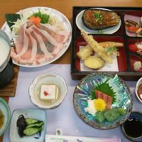 豆乳豚しゃぶしゃぶ、ゆば料理、ヤシオマスの刺身など多数の料理