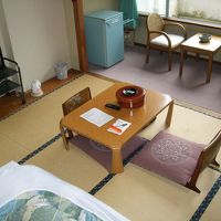 ８畳に広縁と広い玄関の和室に洗面所付きますがバストイレはなし