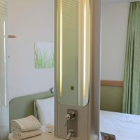 面白い形の洗面台。部屋の中にシャワーがあります。