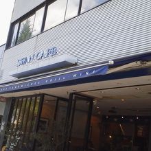 オープンな店内のカフェです。