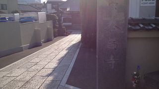 閑静な町の寺院