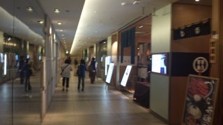 BMWのディーラーが目印