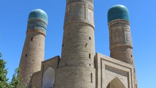 ４本のミナレットが目を引く