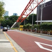 東京タワーの西側から飯倉交差点に出る坂
