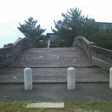 橋の入口の様子