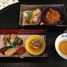 手が混んだ料理と、巻物みたいなお品書き