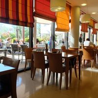 朝食会場。お天気がよければ、プールサイドが気分よし。