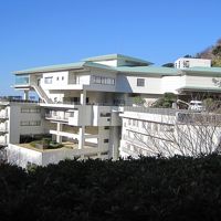 崖にそって建ってる不思議な造り