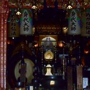 「めがね弘法」が印象に残る知多市南部のお寺です