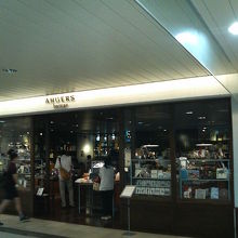 洋風の書斎のようなお店です。