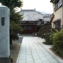 目立たない「不動院」という表札があります。