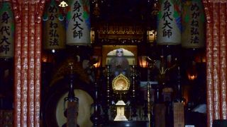 「めがね弘法」が印象に残る知多市南部のお寺です