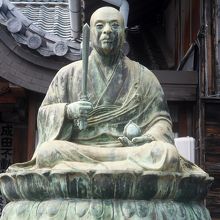 庫裏手前左手の「護国弘法大師坐像」。